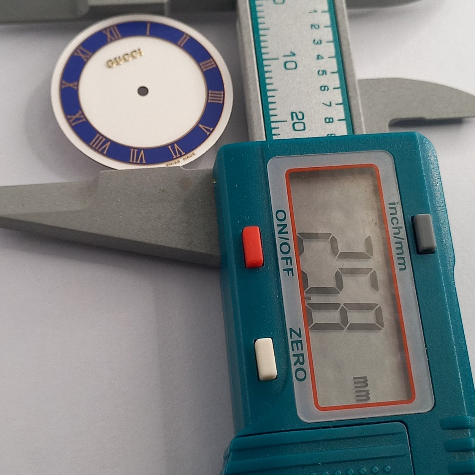 GUCCI Original/ CADRAN BLEU ET NACRE 2000M / Part No. 051.022/ MULTI color 