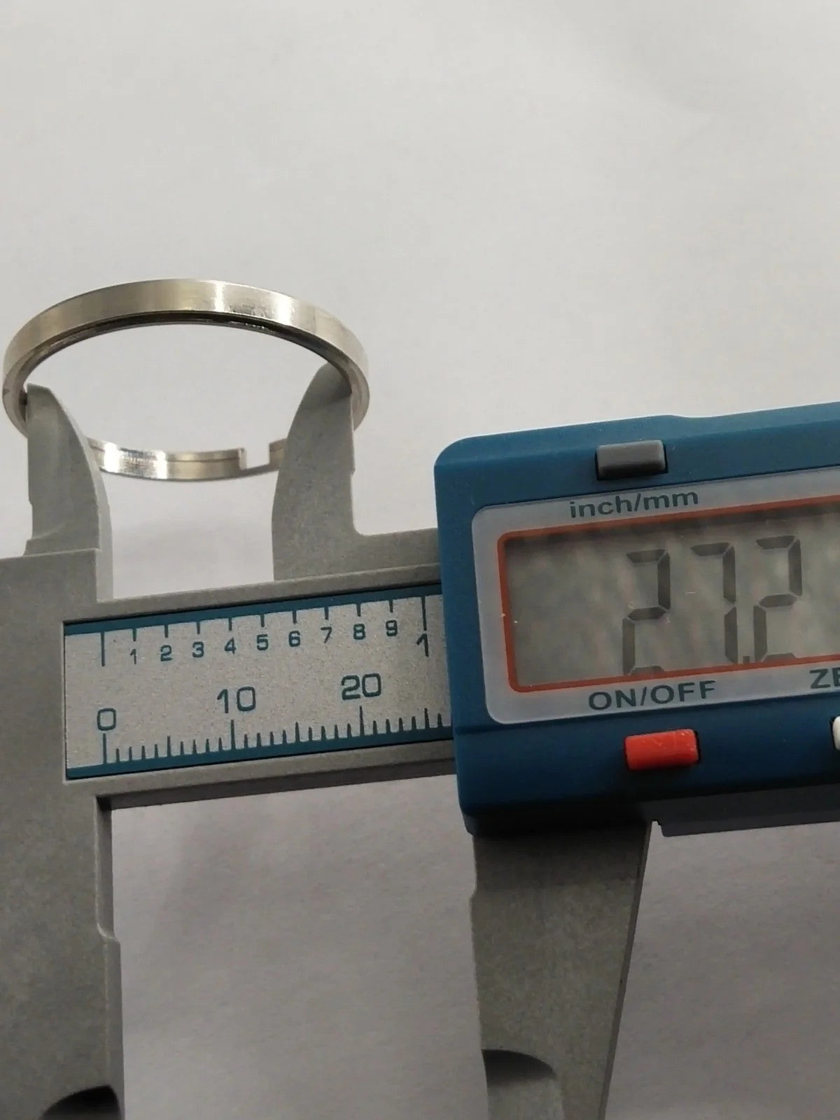 NOS Seiko Part . 8310 8421 / Case Ring