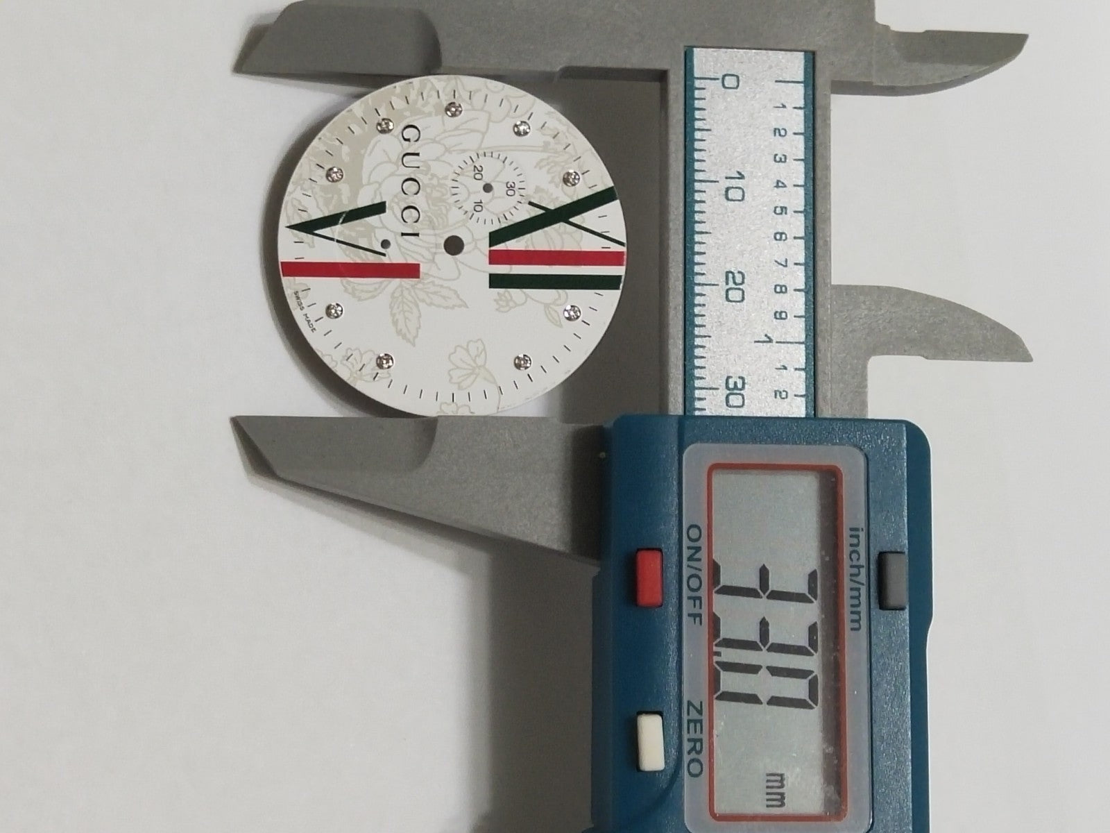 GUCCI Original / Dail chronograph diamond/ Part No. YD05069 / white color 