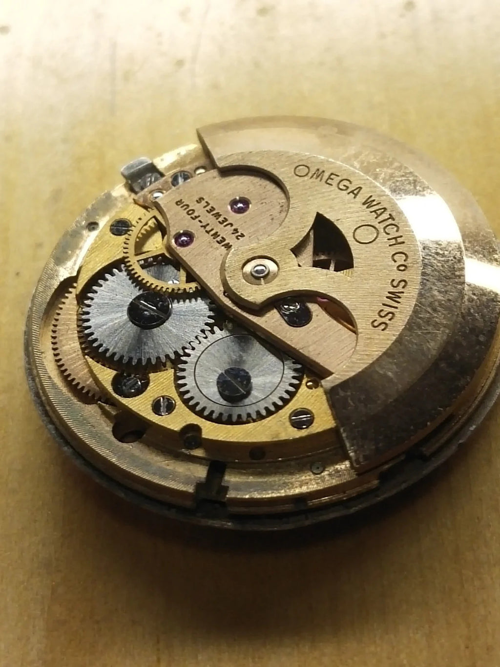 Omega 565 movement with dial / fully working / used