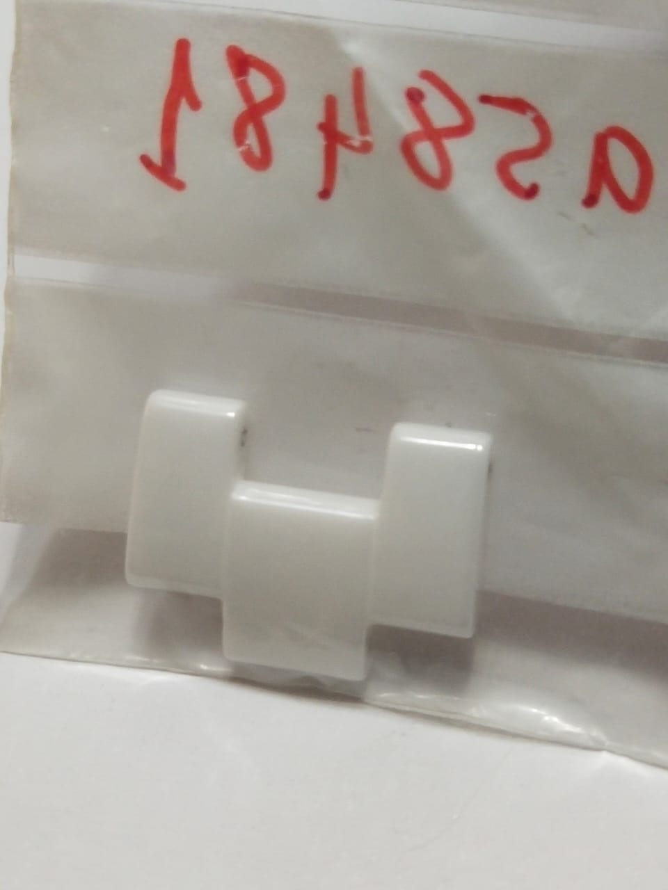 Gucci Link  White Ceramic  19mm  Part No YDA58481