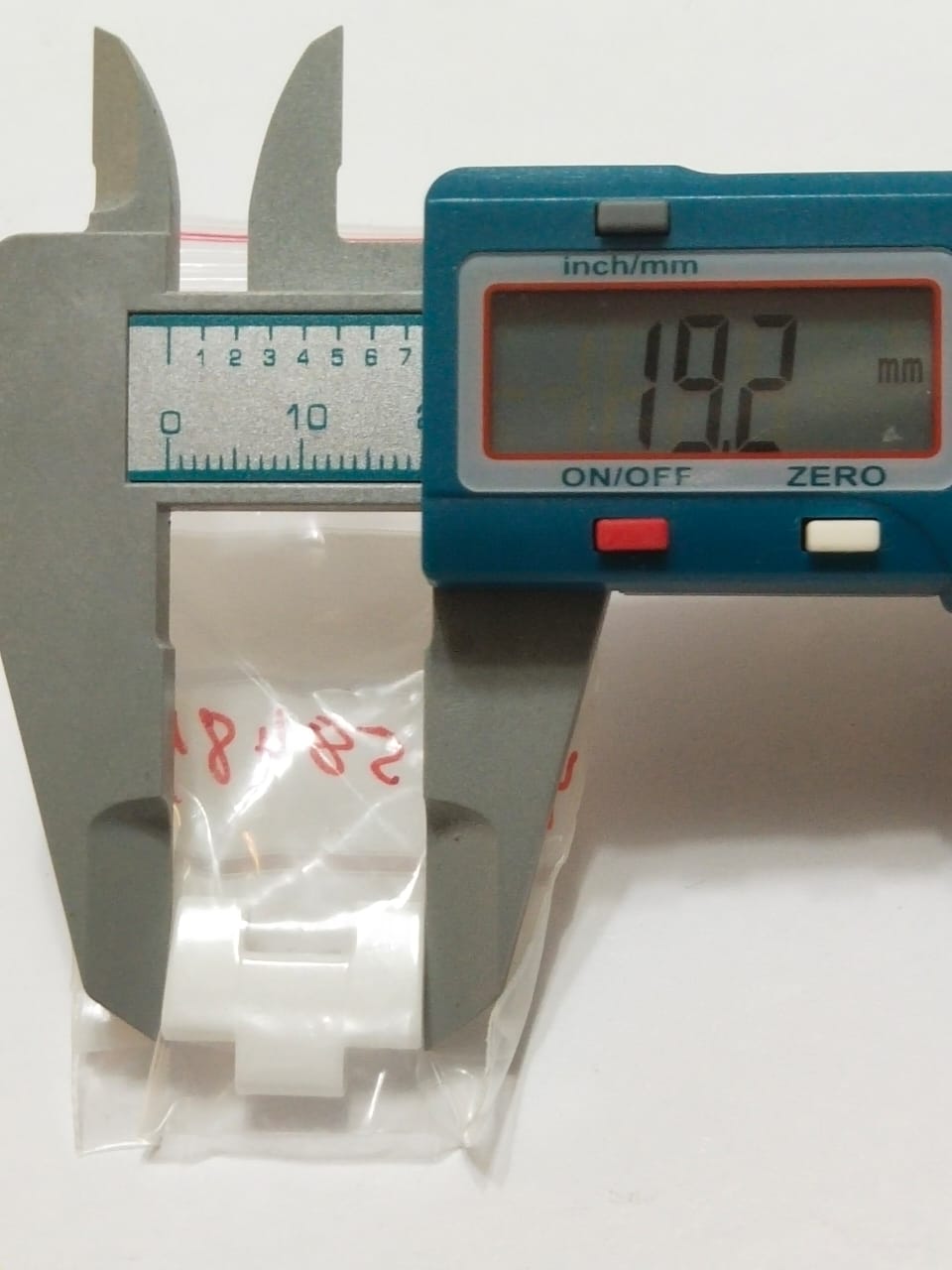 Gucci Link  White Ceramic  19mm  Part No YDA58481