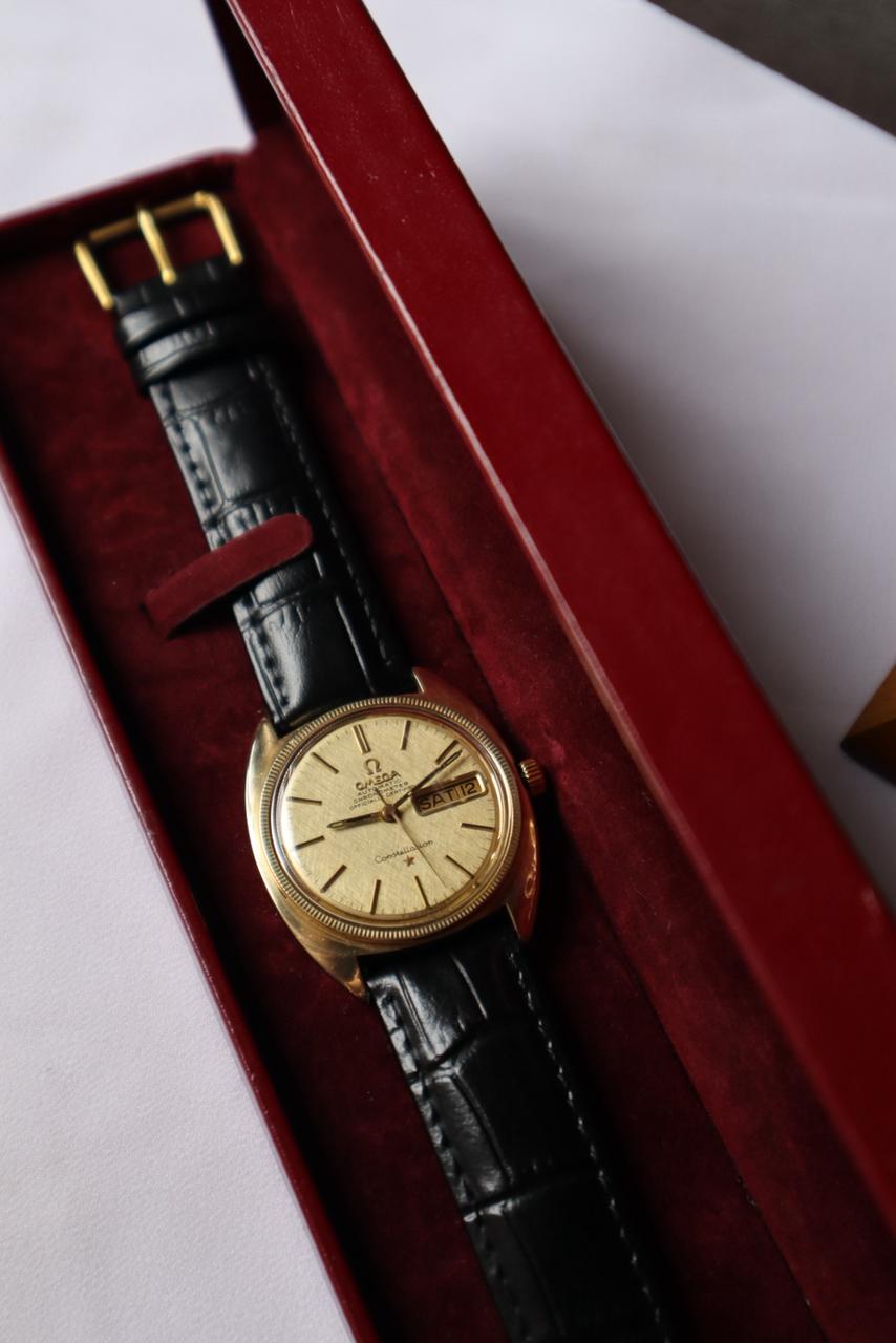OMEGA Ω Constellation C Shape ~ Gerald Genta Design ~ DayDate Gold Linen Dial from late 1960’s
