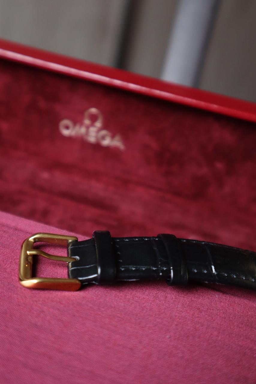 OMEGA Ω Constellation C Shape ~ Gerald Genta Design ~ DayDate Gold Linen Dial from late 1960’s