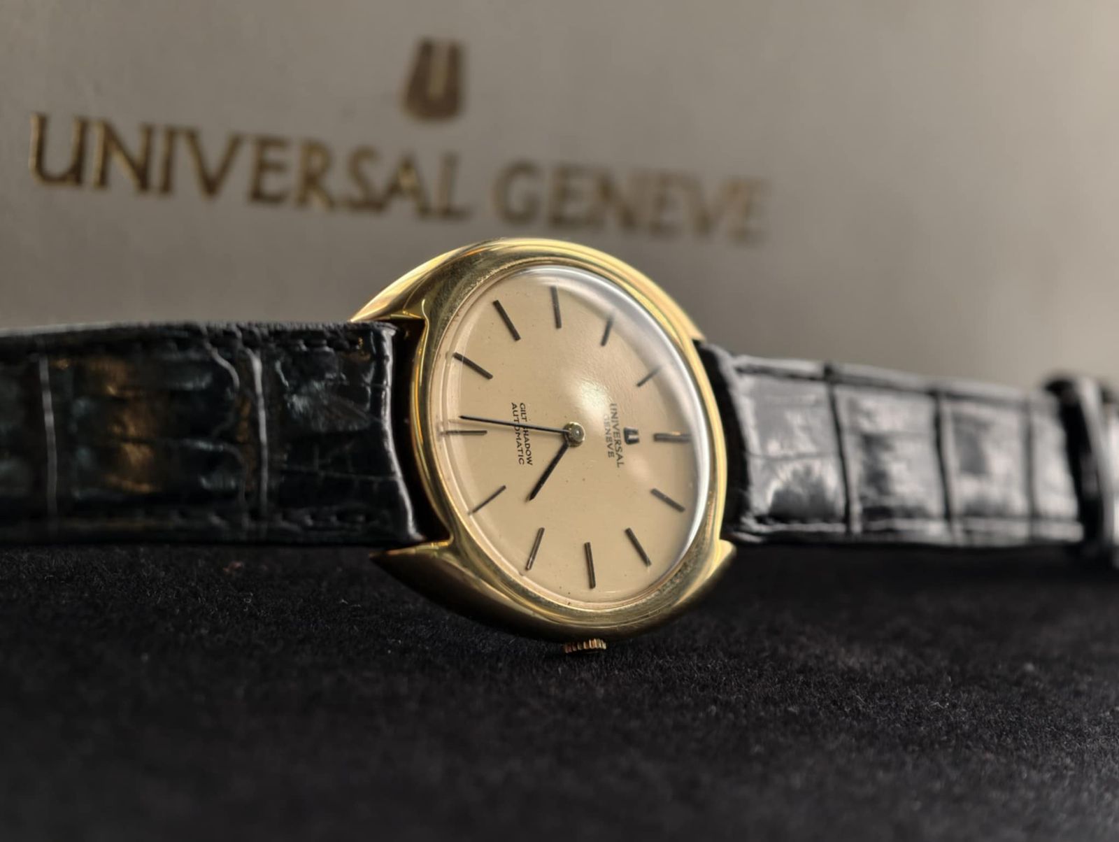 Vintage Universal Genève ~ Gilt Shadow 🤍