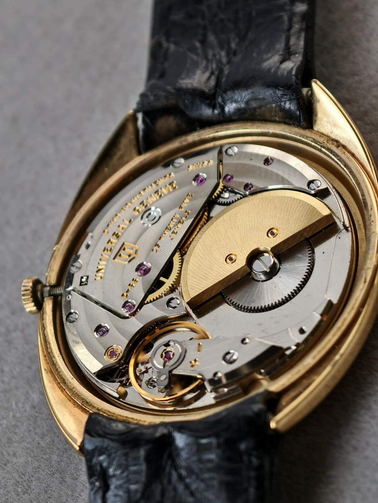 Vintage Universal Genève ~ Gilt Shadow 🤍