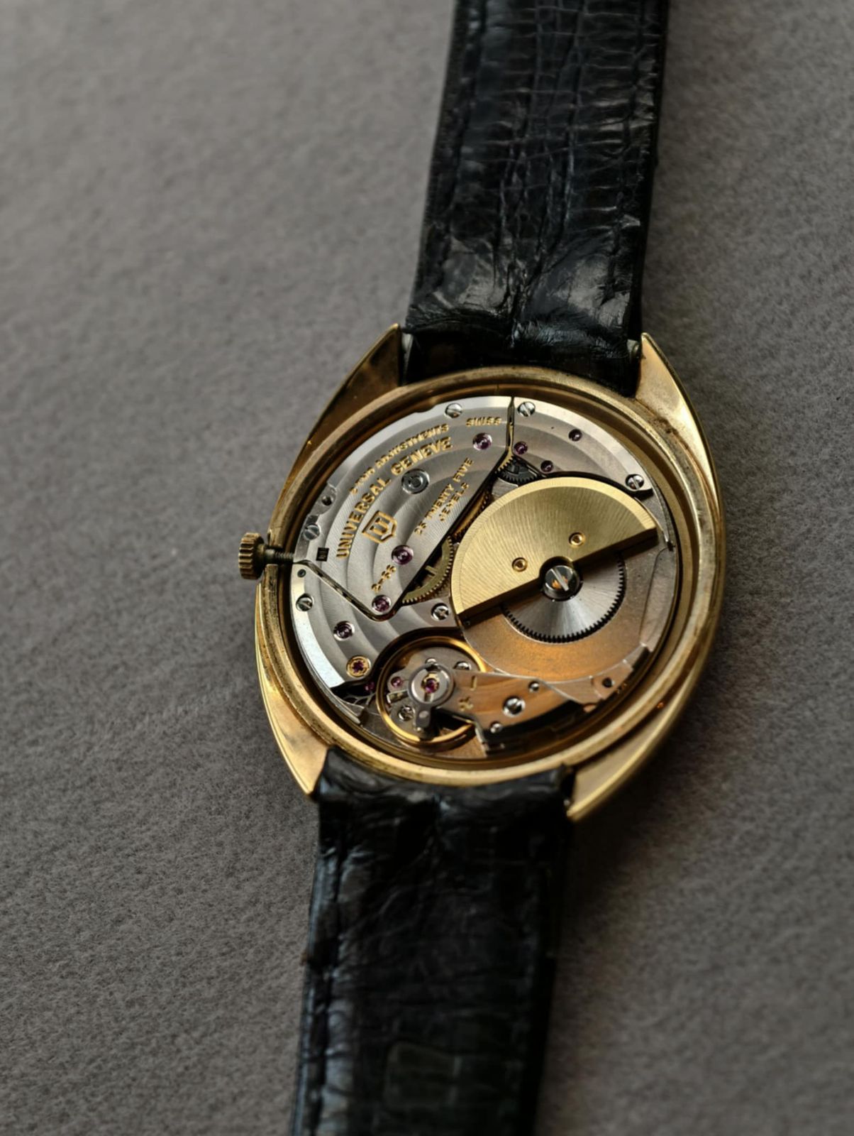 Vintage Universal Genève ~ Gilt Shadow 🤍