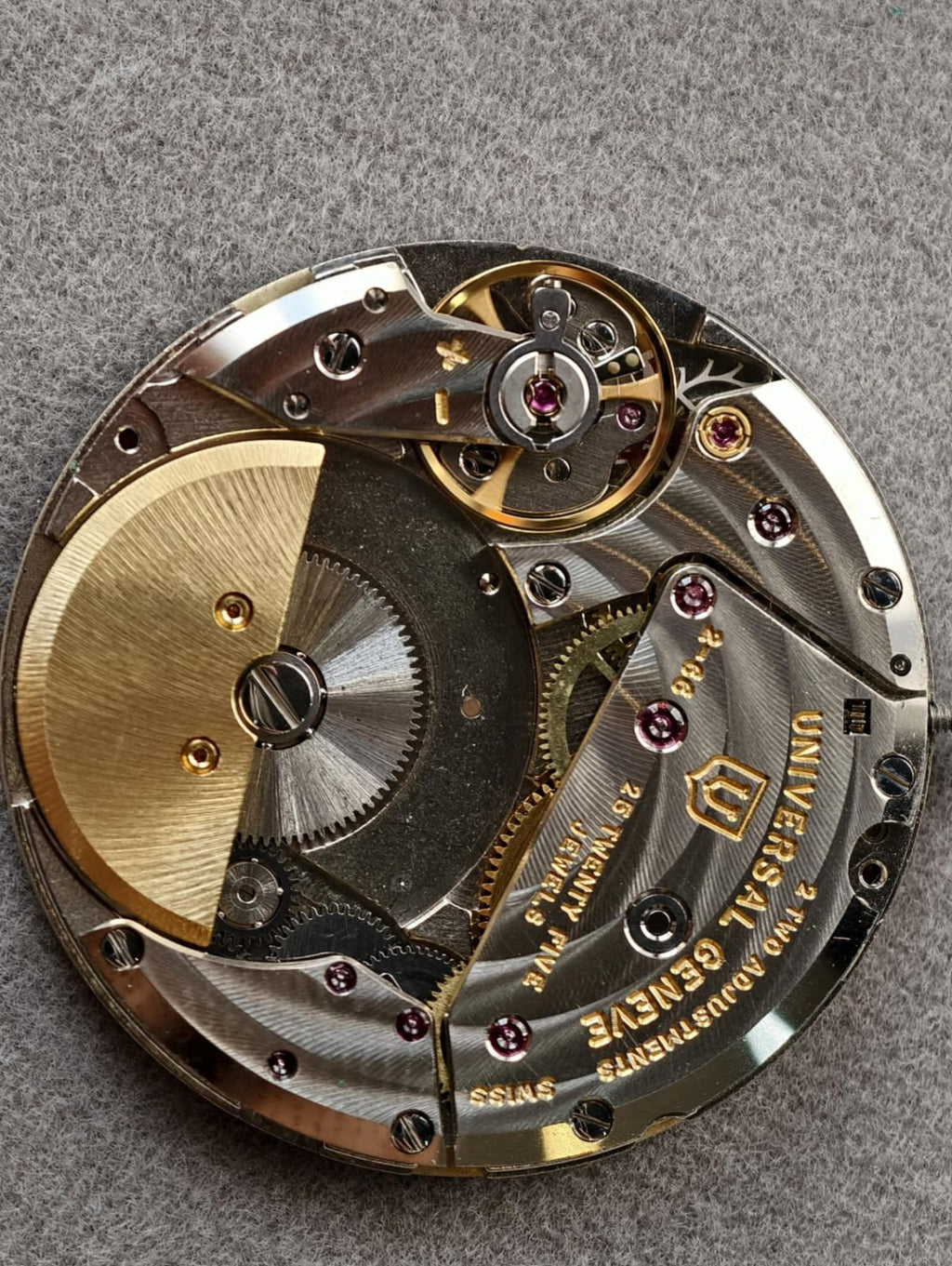 Vintage Universal Genève ~ Gilt Shadow 🤍