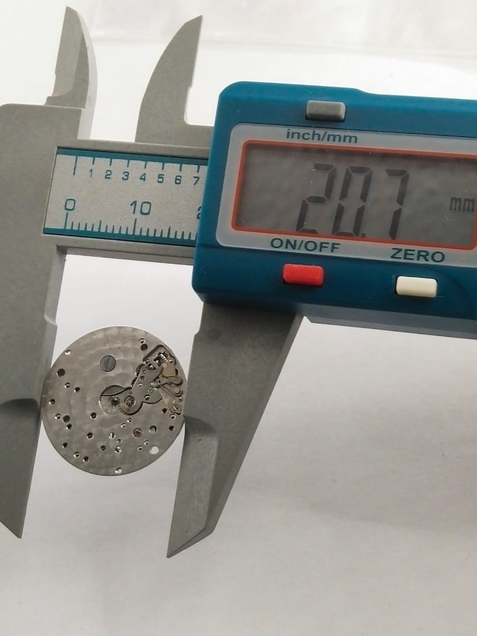 Cartier/Chopard movement/manual/balance shaft broken/hour wheel missing. See image for details.